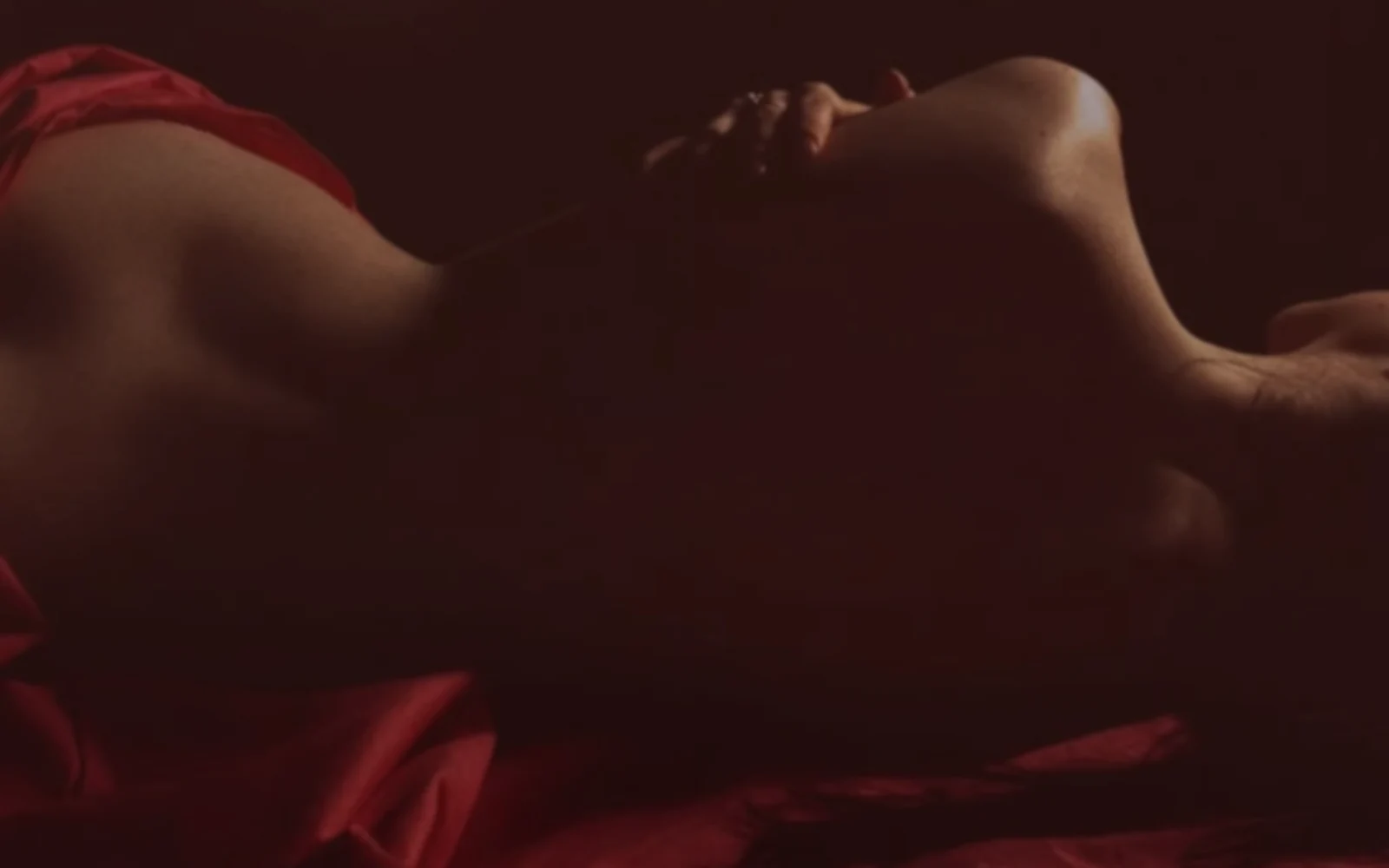 暖红丝绸氛围中的女性 Nuru SPA